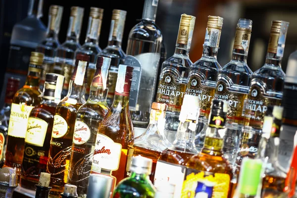 Bottiglie di alcol in un pub — Foto Stock