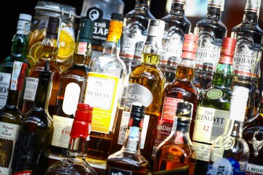 Alkol şişeleri bir pub