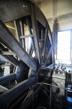 Asansör üst tekerlek