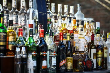Alkol şişeleri bir pub