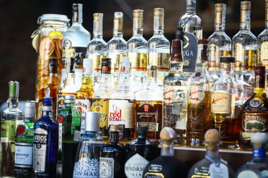 Alkol şişeleri bir pub