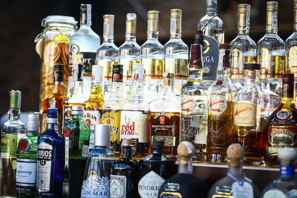 Botol alkohol di sebuah pub — Stok Foto
