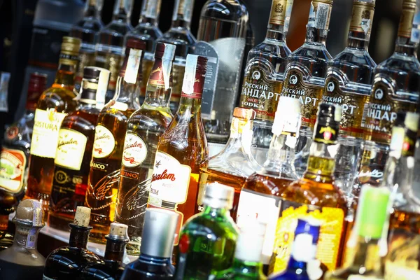 Bottiglie di alcol in un pub — Foto Stock