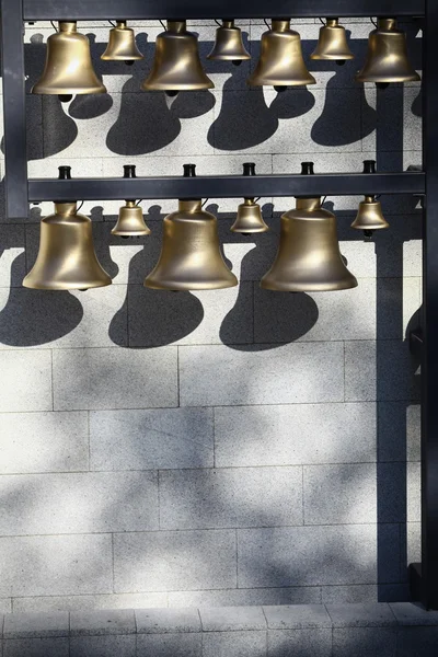 Différentes cloches dans une rangée — Photo