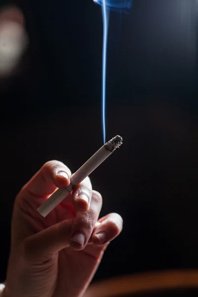 Hand holding cigarette — Stock Photo, Image