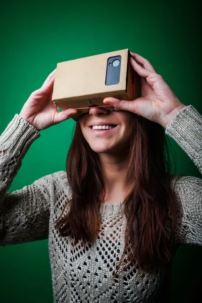 Virtuelle Realität aus Pappe — Stockfoto