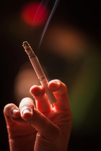 Hand holding cigarette — Stock Photo, Image