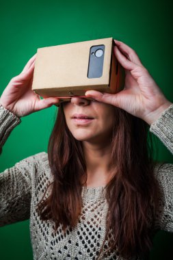 Karton sanal gerçeklik