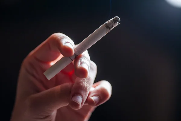 Zigarette in der Hand — Stockfoto