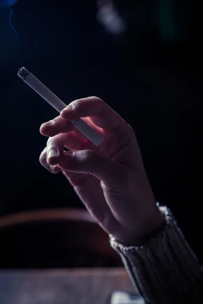 Hand holding sigaret — Stockfoto