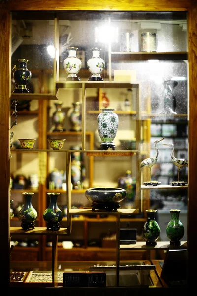 Vasi di porcellana in un negozio — Foto Stock