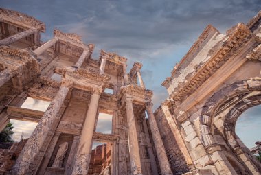 Türkiye 'nin Efes kentindeki Celsus Kütüphanesi