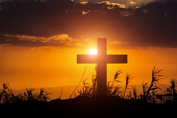 Silhueta cruzada com o pôr do sol como fundo — Fotografia de Stock