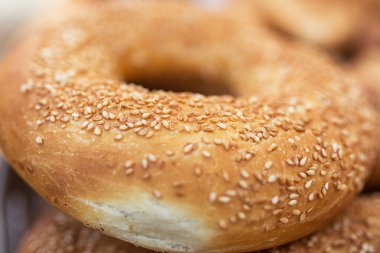 Susam ile geleneksel yuvarlak simit.