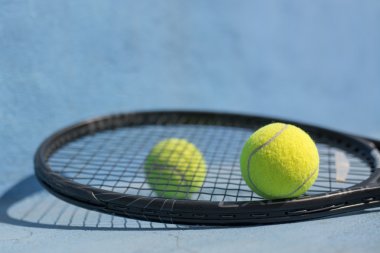 Bir tenis top ve raket, mavi Tenis Kortu.