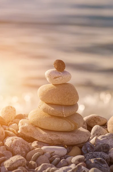 Begreppet balans och harmoni. stenar vid kusten — Stockfoto