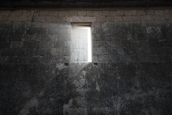 Interior abstracto de hormigón oscuro con puerta brillante y luz entrando . — Foto de Stock