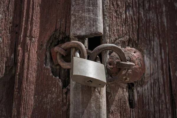 Vecchia serratura arrugginita su una porta — Foto Stock