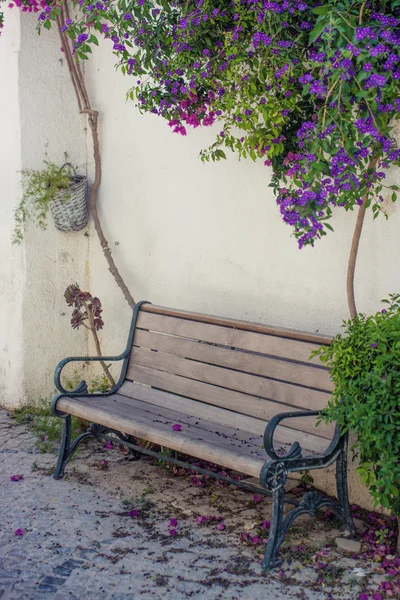 Декоративная скамейка перед стеной дома — стоковое фото