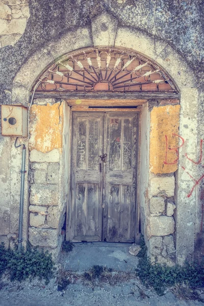 La vieja puerta de la casa representa la decoración de la casa —  Fotos de Stock