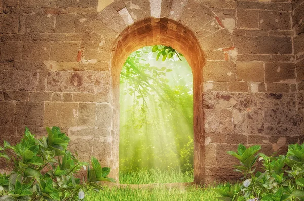 Raios de luz solar e portão antigo — Fotografia de Stock