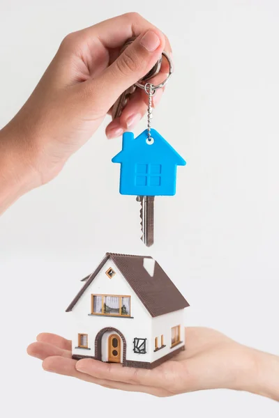 Immobilienmakler mit Hausmodell und Schlüssel — Stockfoto