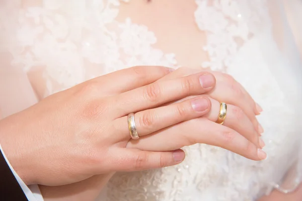 Hochzeitsthema, Mann und Frau halten Händchen — Stockfoto