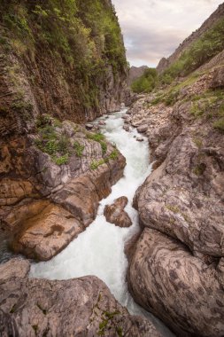 Küçük nehir ve kayalar