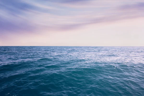 Jasné modré moře a nebe — Stock fotografie