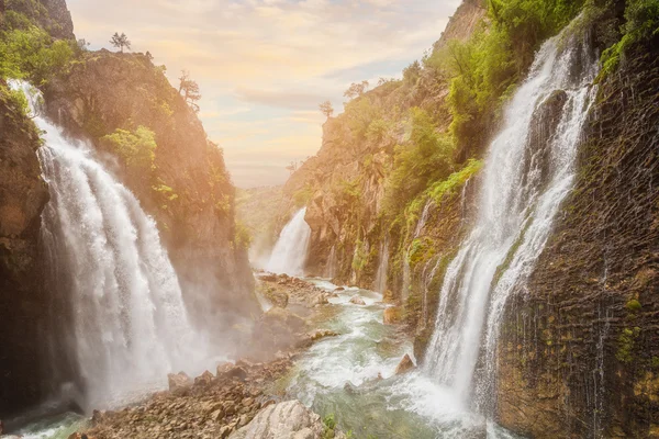 Cachoeira na floresta de montanha sob o grande céu . — Fotografia de Stock