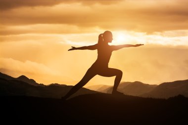 gün batımında Yoga savaşçı poz pratik genç Asyalı kadın