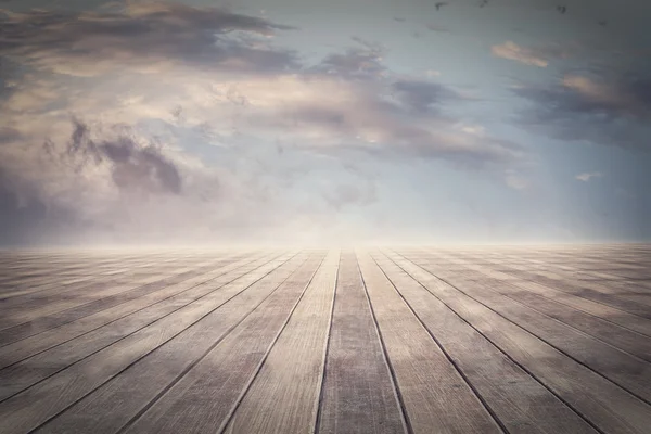 Suelo de parquet bajo las nubes — Foto de Stock