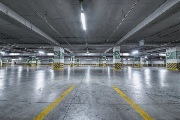 Estacionamento subterrâneo garagem — Fotografia de Stock