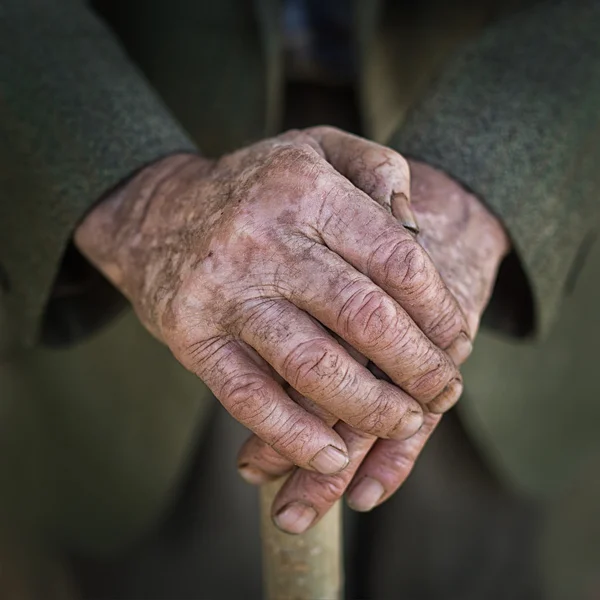 杖に年配の男性の手 — ストック写真