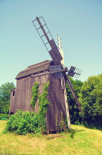 Velho moinho de madeira. Ucrânia . — Fotografia de Stock