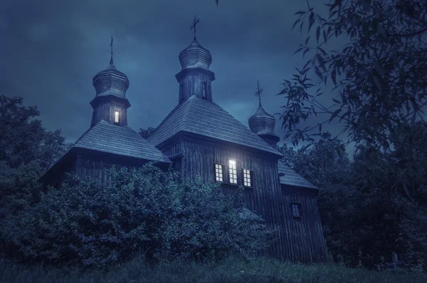 Vieille église européenne dans une nuit de pleine lune — Photo