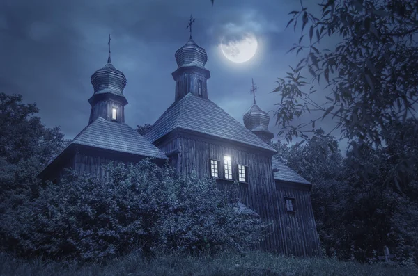 Antigua iglesia europea en una noche de luna llena —  Fotos de Stock
