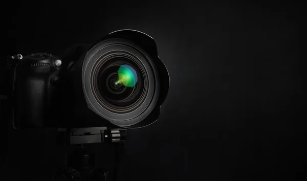 Câmera de foto digital no fundo preto — Fotografia de Stock