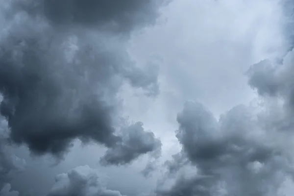 Ciemne chmury przed wyładowaniami — Zdjęcie stockowe