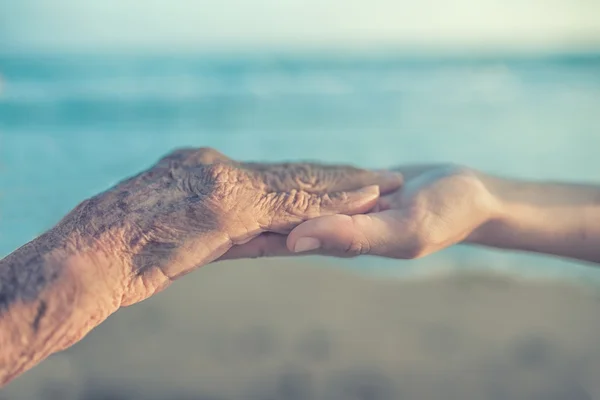 Aiutare le mani, la cura del concetto di anziani — Foto Stock