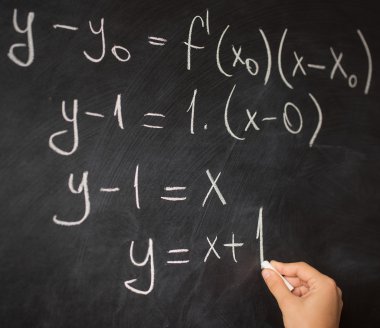 Matematik dersinde yazı tahtası üzerinde