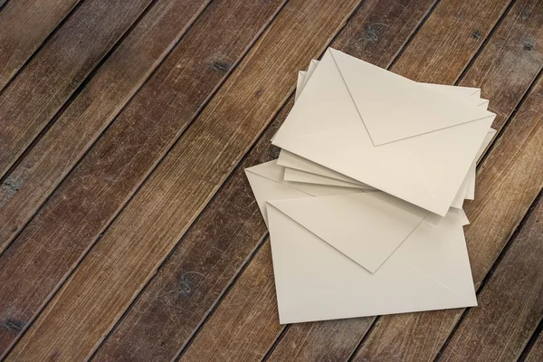 Enveloppes de lettre pour affranchissement postal sur table en bois — Photo