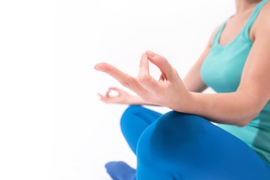 Yoga yapan genç bir kadın.