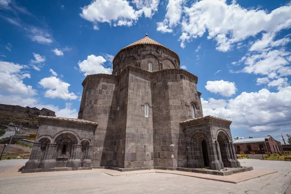 Iglesia de los Santos Apóstoles, antigua guarida histórica en el este de Turquía, Kars. Concepto de destino turístico. — Foto de Stock