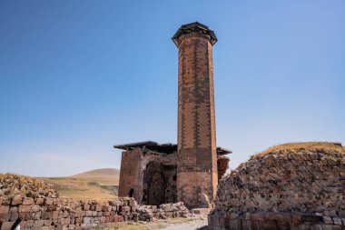 Ani şehri ve kulesi Türkiye 'nin Kars kentindeki Ani antik kentinin tarihi kalıntılarını harabeye çevirdi.