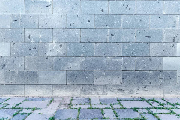 De muur met lichtgrijze, witte bakstenen en geplaveide stoep decoratie voor de achtergrond. — Stockfoto