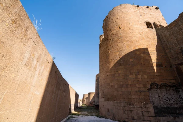 Ani cidade e fortificação e torre ruínas históricas antigas ruínas de uma cidade antiga em Kars, Turquia. — Fotografia de Stock