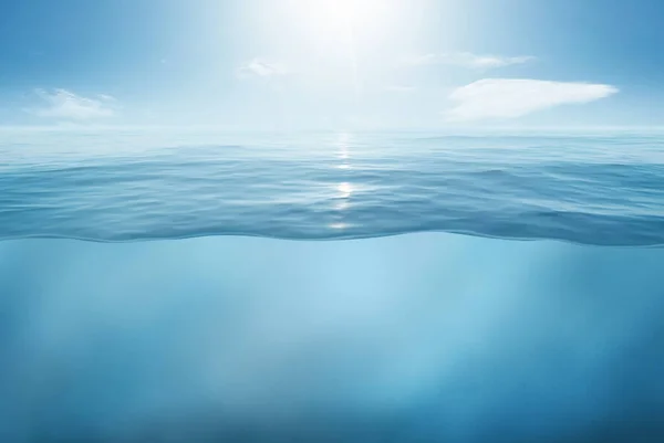 Mar azul o superficie de agua del océano y bajo el agua con cielo soleado y nublado —  Fotos de Stock