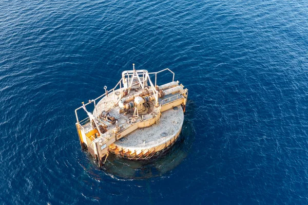 Vue aérienne d'une plate-forme offshore abandonnée avec pipelines en haute mer ou en océan — Photo