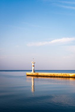 Dalgakıranlı beyaz deniz feneri manzarası. Akdeniz. 